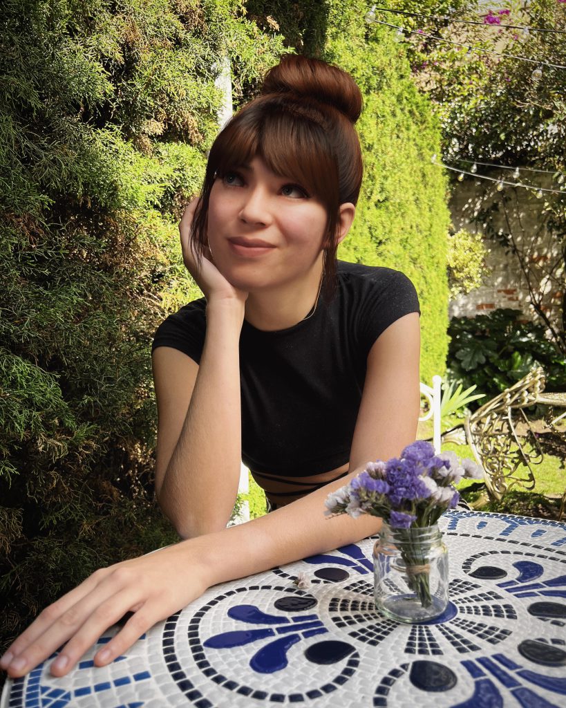 Flora, influencer virtual en FROW Coolture