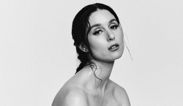 Francisca Valenzuela estrena "Adentro" en FROW Coolture