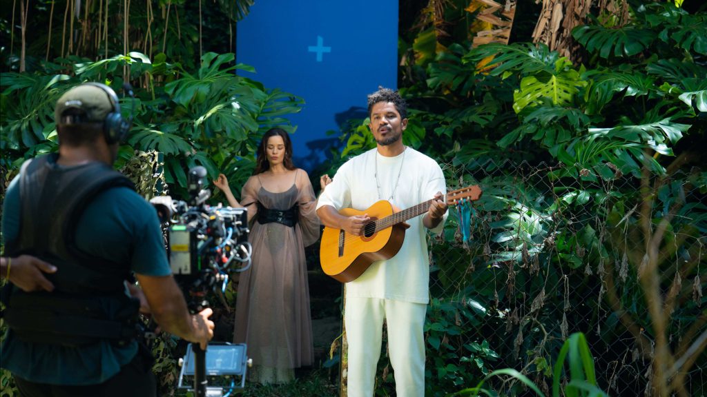 Monsieur Periné estrena Vem Par Mim en FROW Coolture