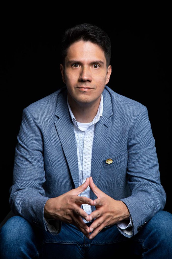 Andres León Saldarriaga en FROW Coolture Streamline Studios