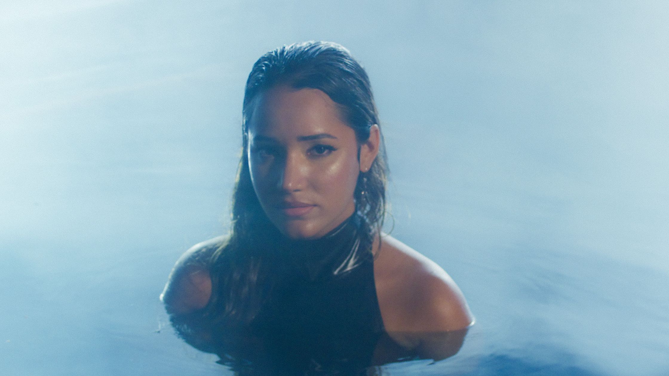 Jelie Aza estrena canción en FROW Coolture