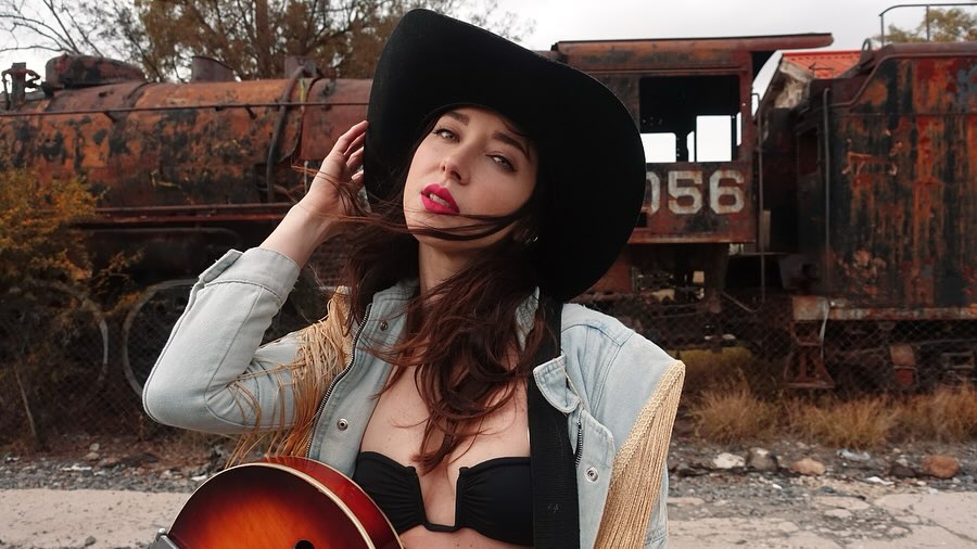 Sue Posada en FROW Coolture