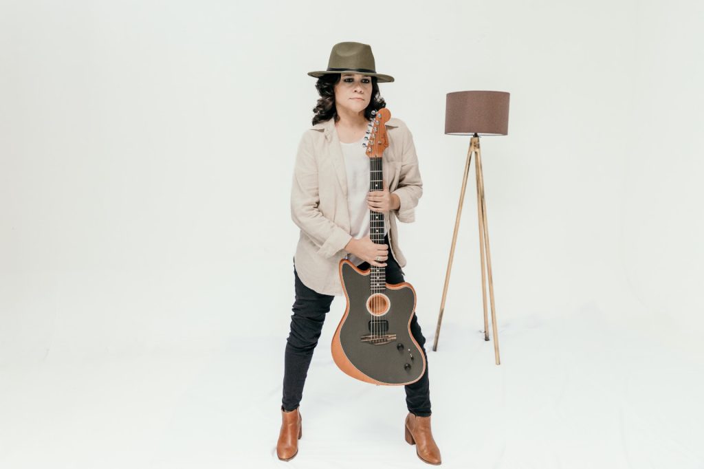 Karen Ros presenta Lo Puedo Presentir