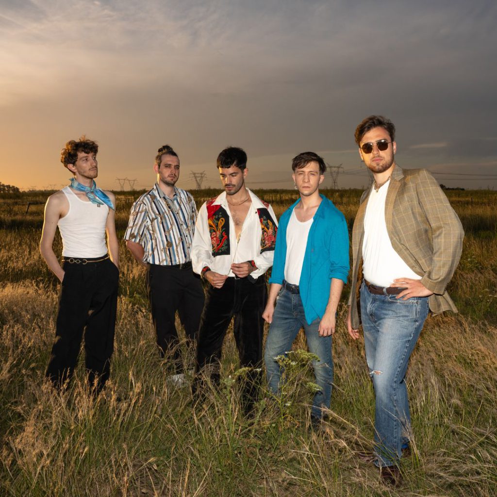 Camaleón y El Toto presentan "Dibujando Mi Camisa" en FROW Coolture