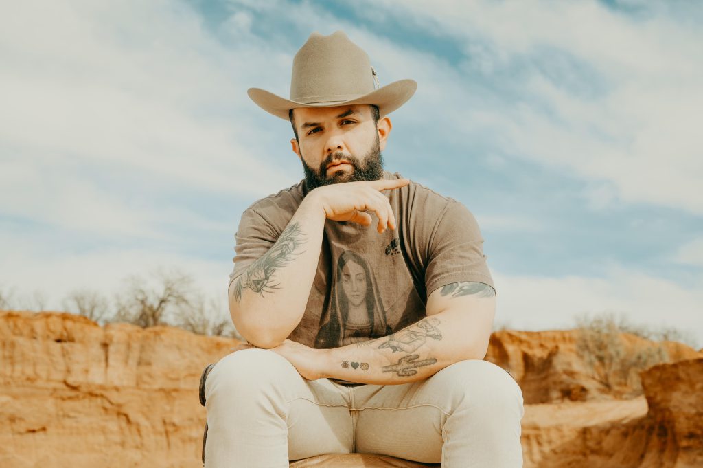 Carín León presenta nueva musica en frow Coolture