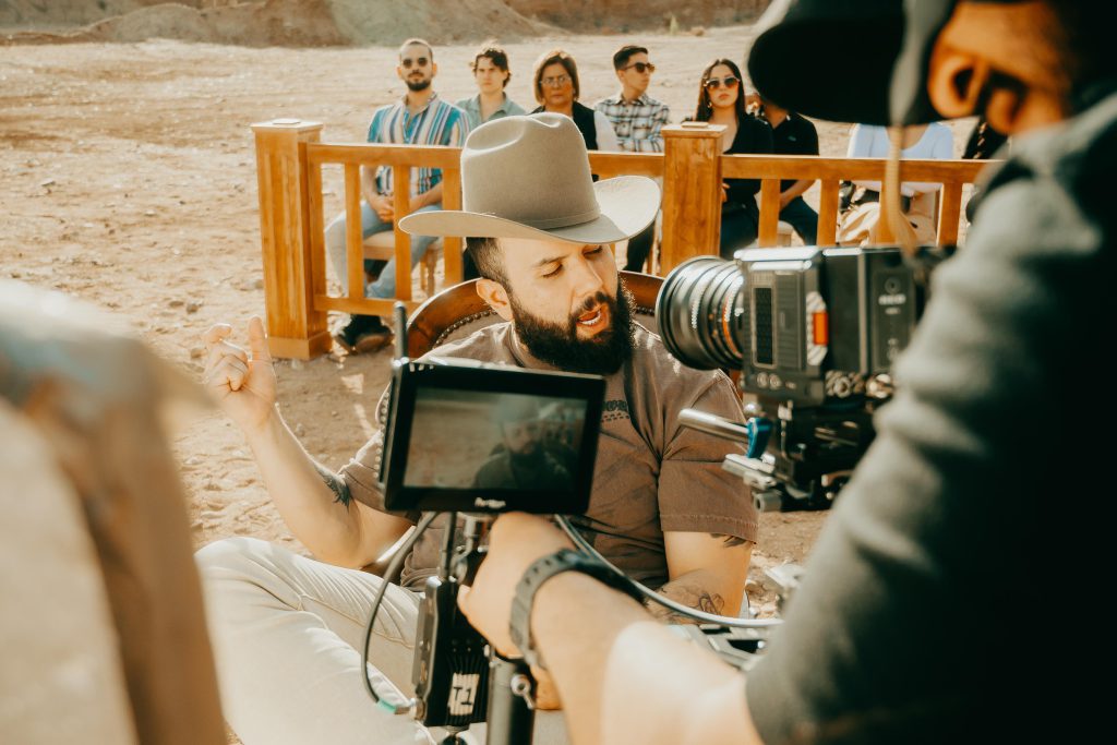 Carín León presenta nueva musica en frow Coolture