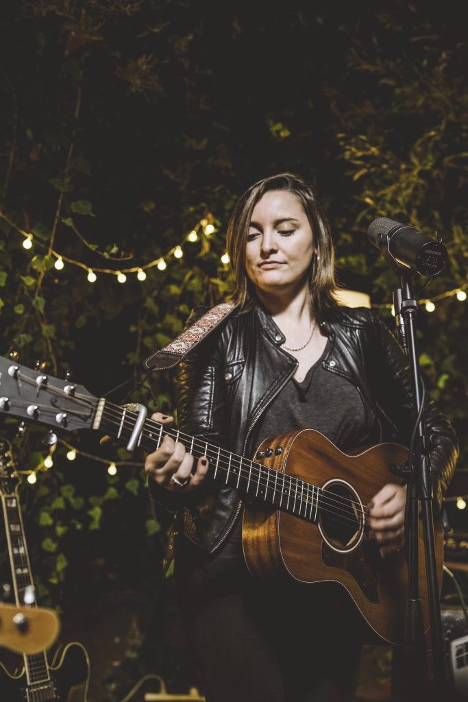 Evelyn Garrido estrena versión acústica en FROW Coolture