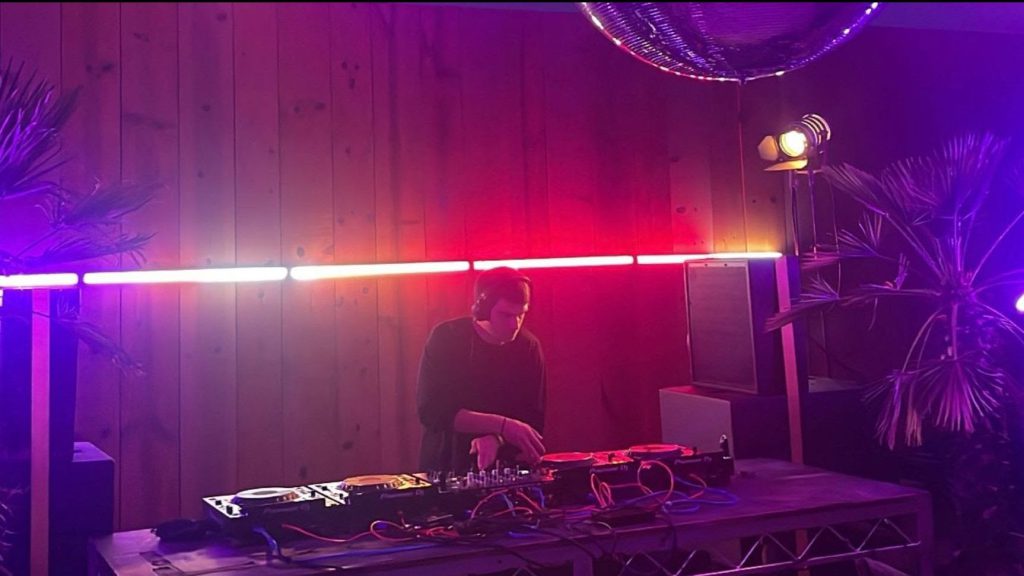 DJ A en FROW Coolture