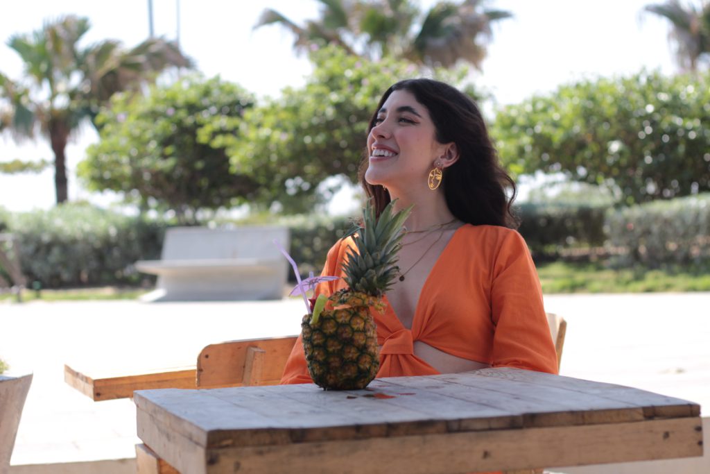 Catalina Cardona presenta su nueva canción "Algo Casual" en FROW Coolture
