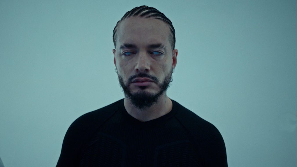 J Balvin estrena en FROW Coolture