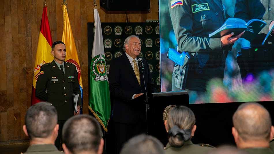 UNIR distingue a policias colombianos con becas en pure coolture